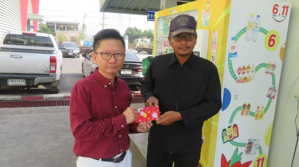 คุณยิ่งแจกซองตรุษจีน รปภ.-1