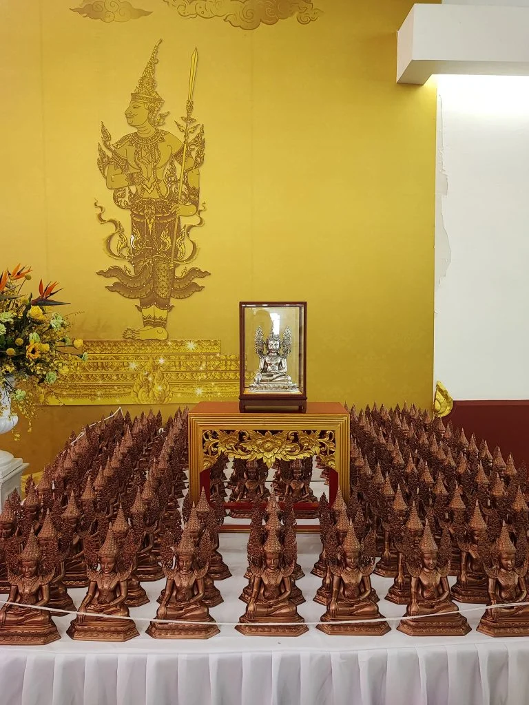 คุณหนึ่งและคุณยิ่งร่วมทอดกฐิน-2