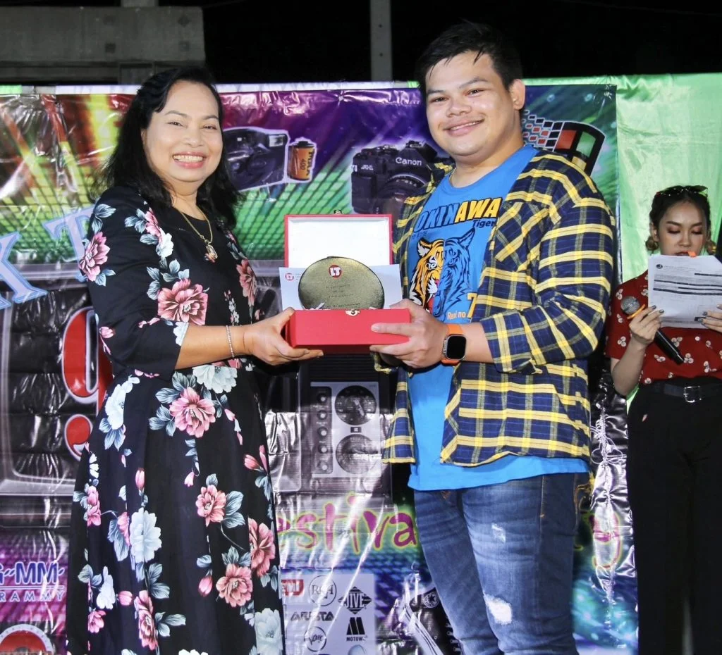 รับโล่ทองอายุงานครบ 10 ปี -1