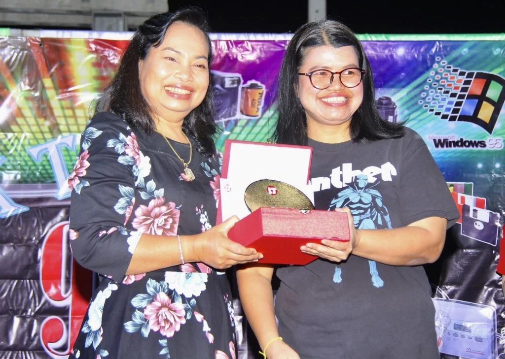 รับโล่ทองอายุงานครบ 10 ปี-2