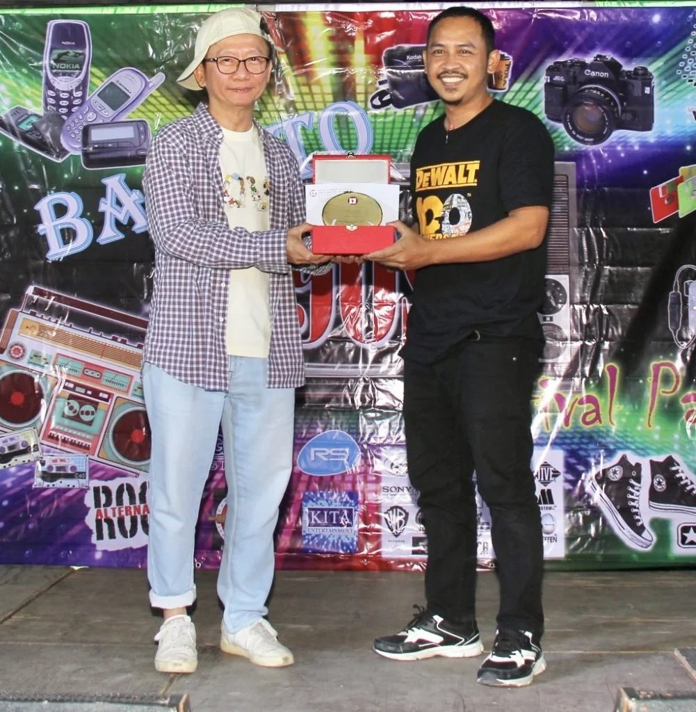 รับโล่ทองอายุงานครบ 5 ปี-1