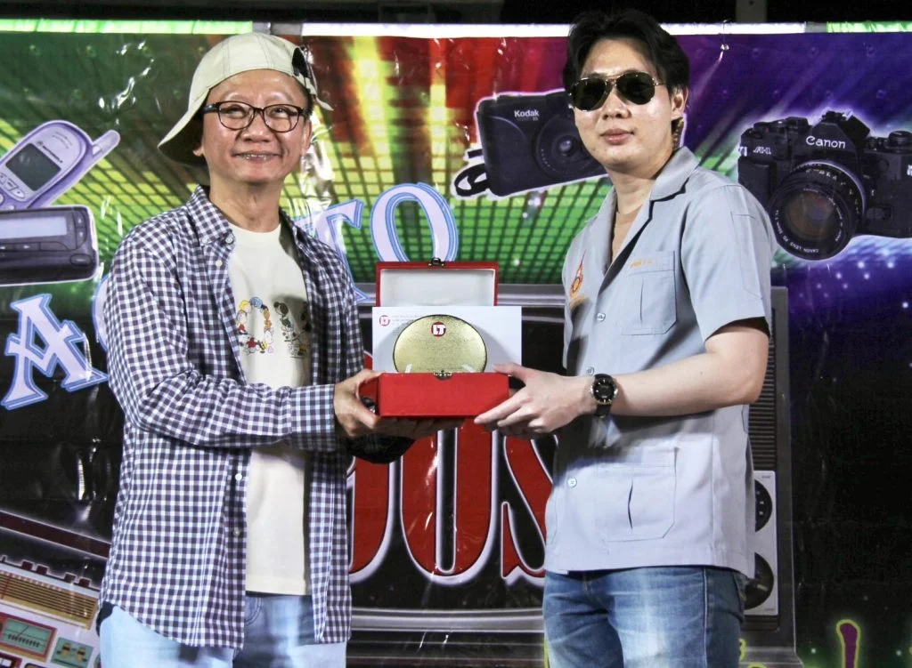 รับโล่ทองอายุงานครบ 5 ปี-2